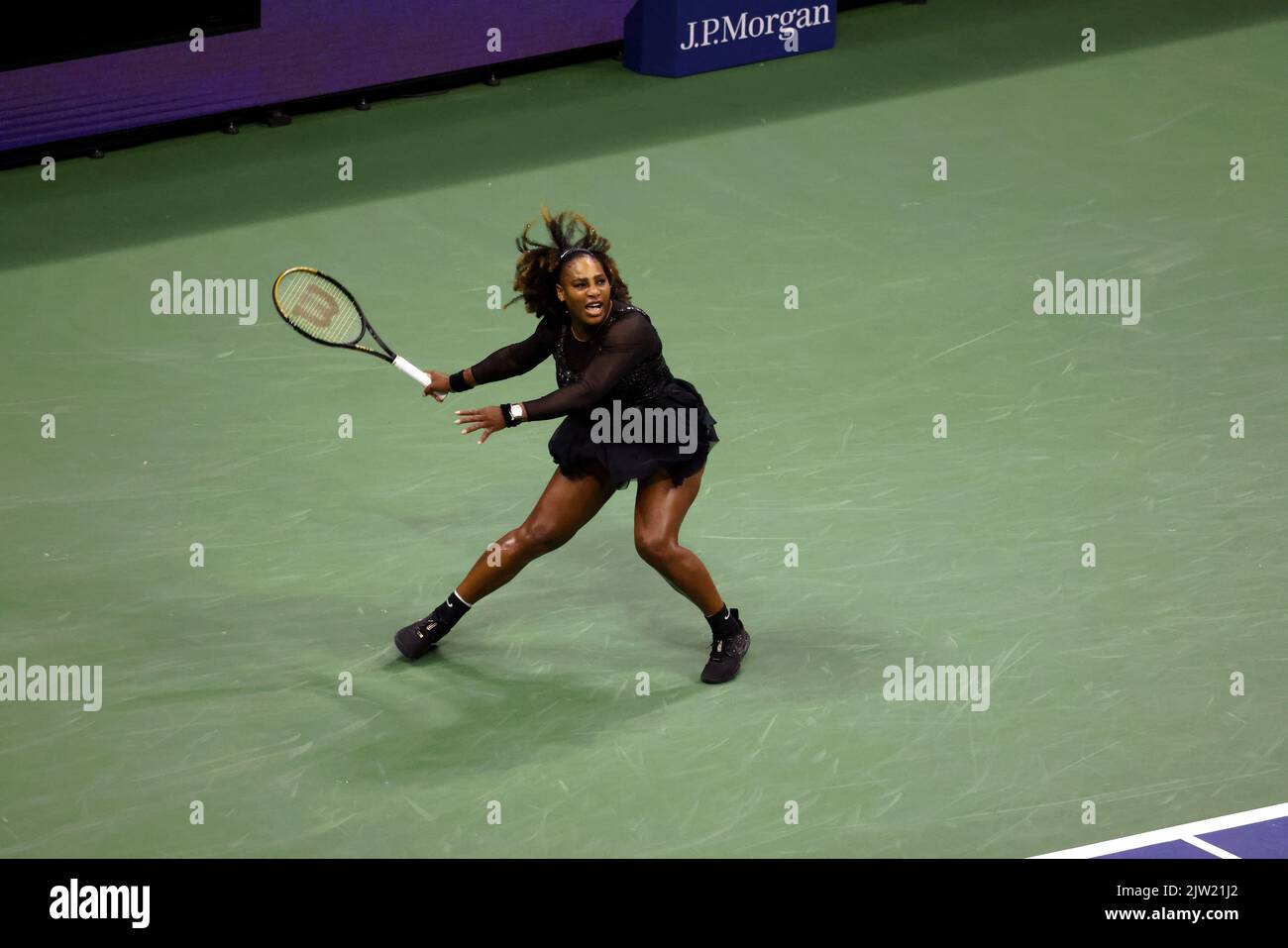 US-ÖFFNUNGSZEITEN - TAG 5, Flushing Meadows, New York, USA. , . Serena Williams während ihres dritten Rückgangs gegen den Australier Ajla Tomljanovic an diesem Abend bei den US Open. Williams hat ihren bevorstehenden Ruhestand angekündigt. Quelle: Adam Stoltman/Alamy Live News Stockfoto