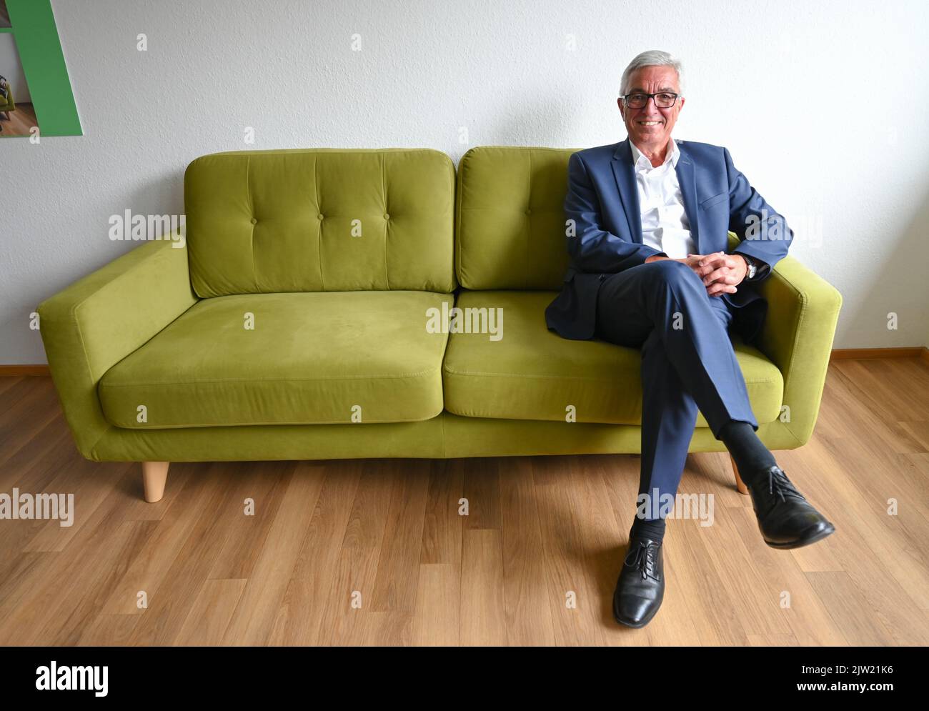 Mainz, Deutschland. 01. September 2022. Roger Lewentz (SPD), Innenminister von Rheinland-Pfalz, nahm vor einem redaktionellen Interview mit der Deutschen Presseagentur dpa Platz auf dem Grünen Sofa. (To dpa 'Innenminister hofft, einen 'heißen Herbst' zu vermeiden') Quelle: Arne Dedert/dpa/Alamy Live News Stockfoto