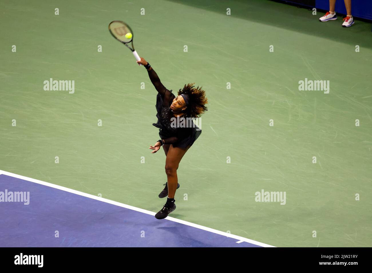 US-ÖFFNUNGSZEITEN - TAG 5, Flushing Meadows, New York, USA. , . Serena Williams während ihres dritten Rückgangs gegen den Australier Ajla Tomljanovic an diesem Abend bei den US Open. Williams hat ihren bevorstehenden Ruhestand angekündigt. Quelle: Adam Stoltman/Alamy Live News Stockfoto