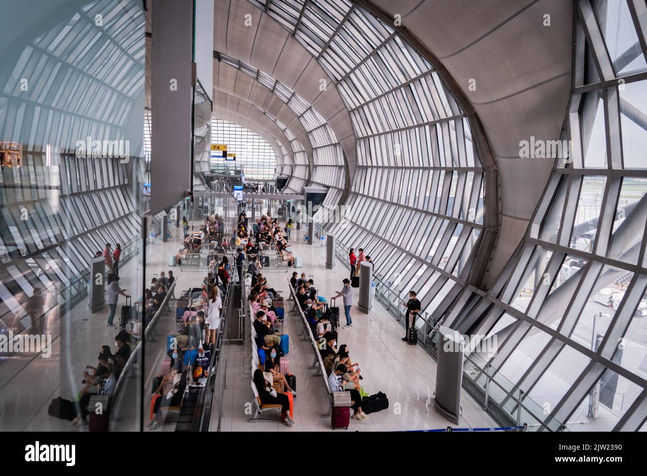 Passagiere warten in der internationalen Abflughalle am internationalen Flughafen Suvarnabhumi (BKK) auf einen Abflug. Der internationale Tourismus wird am 3. September 2022 am internationalen Flughafen Suvarnabhumi (BKK) in Bangkok, Thailand, wieder aufgenommen. Die thailändische Regierung kündigte kürzlich eine Verlängerung ihres Visa-Einreiseprogramms für Besucher aus mehr als 50 Ländern von 30 auf 45 Tage an, um mehr Reisende anzuziehen und ihren Plan zur wirtschaftlichen Erholung zu unterstützen, der bis Ende 2022 eine jährliche Gesamtzahl von 10 Millionen Besuchern erwartet. Der internationale Tourismus wird am internationalen Flughafen Suvarnabhumi fortgesetzt Stockfoto