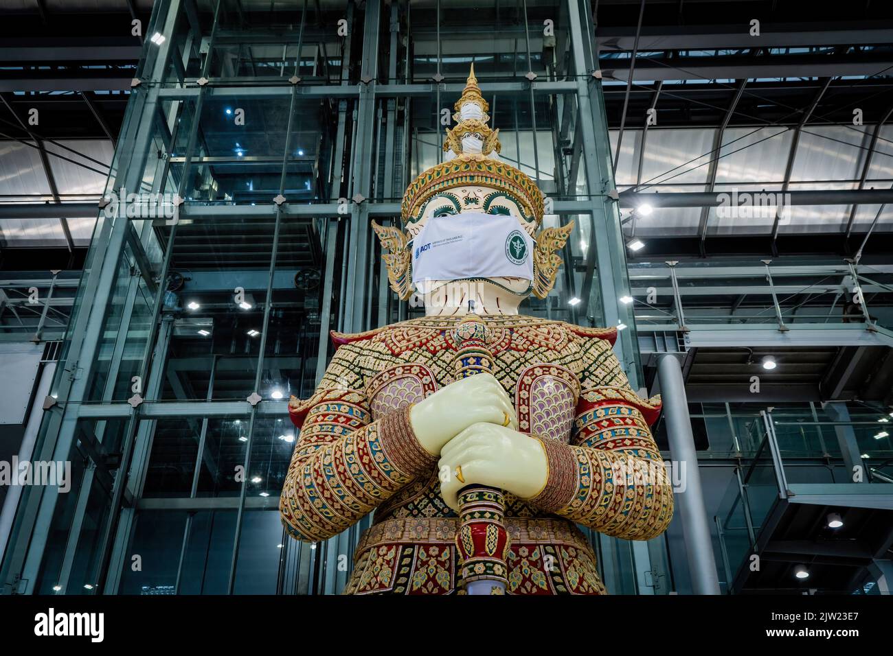 In der internationalen Abflughalle des internationalen Flughafens Suvarnabhumi (BKK) ist eine maskierte Ramayana-Statue zu sehen. Der internationale Tourismus nimmt am internationalen Flughafen Suvarnabhumi (BKK) in Bangkok wieder auf. Die thailändische Regierung kündigte kürzlich eine Verlängerung ihres Visa-Einreiseprogramms für Besucher aus mehr als 50 Ländern von 30 auf 45 Tage an, um mehr Reisende anzuziehen und ihren Plan zur wirtschaftlichen Erholung zu unterstützen, der bis Ende 2022 eine jährliche Gesamtzahl von 10 Millionen Besuchern erwartet. (Foto von Matt Hunt/SOPA Images/Sipa USA) Stockfoto