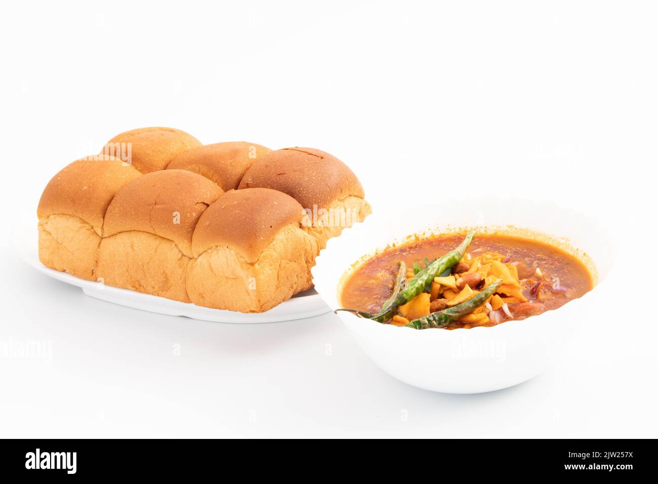 Misal Pav Oder Sal Paav Ist Ein Berühmtes Maharashtrian Spiced Street Dish. Die Brötchen werden mit würzigem Hot Curry aus Sprossen Moong Linsen, Toma, serviert Stockfoto