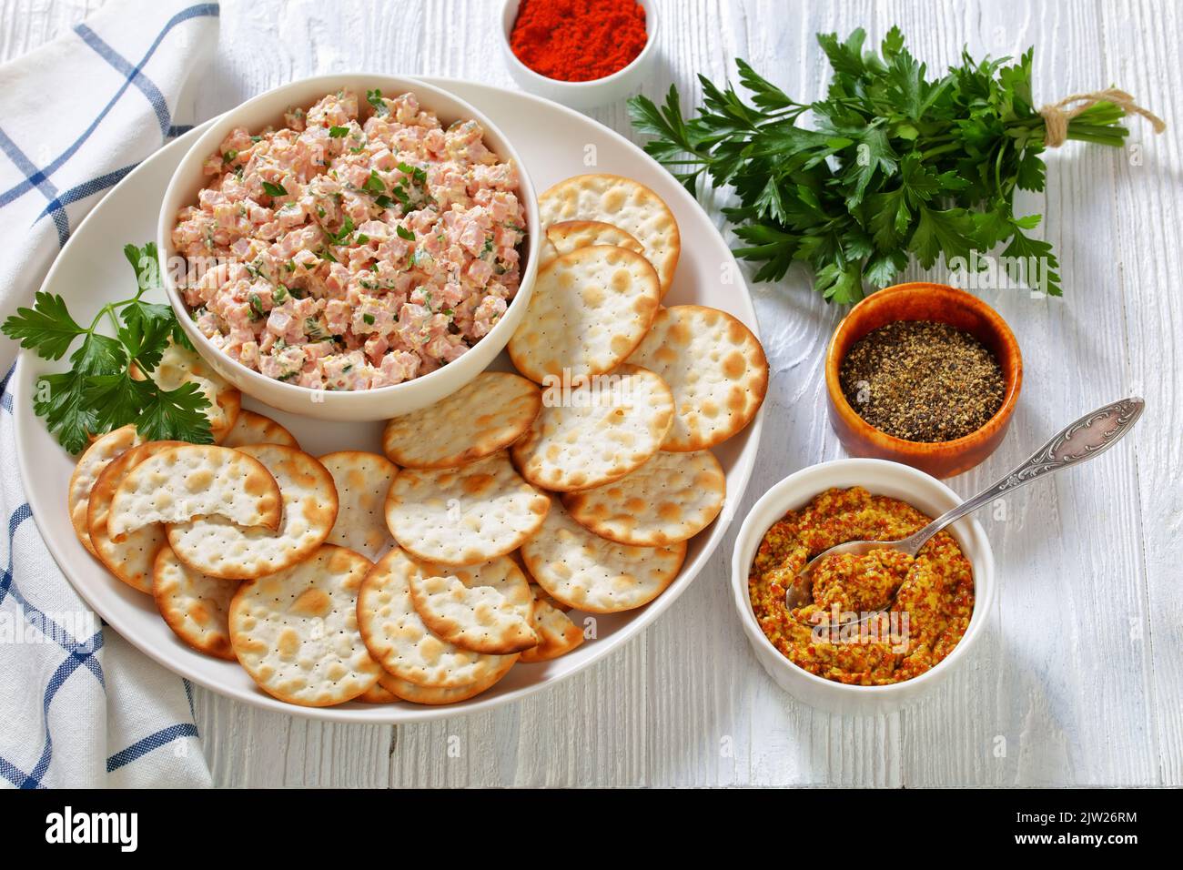 Klassischer Schinkensalat mit kreolischem Senf und Mayonnaise-Dressing ...