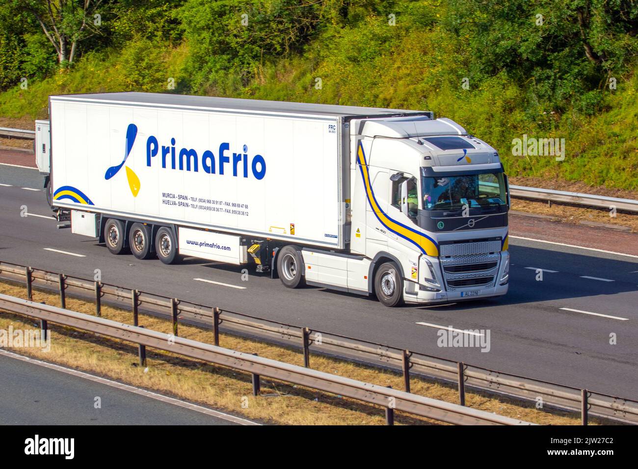 PRIMAFRIO Kühlfahrzeuge, die Obst und Gemüse von der Iberischen Halbinsel zu britischen Supermärkten bringen. Spanish Foods Transportage Company; Volvo 460; Reisen auf der Autobahn M6, Großbritannien Stockfoto