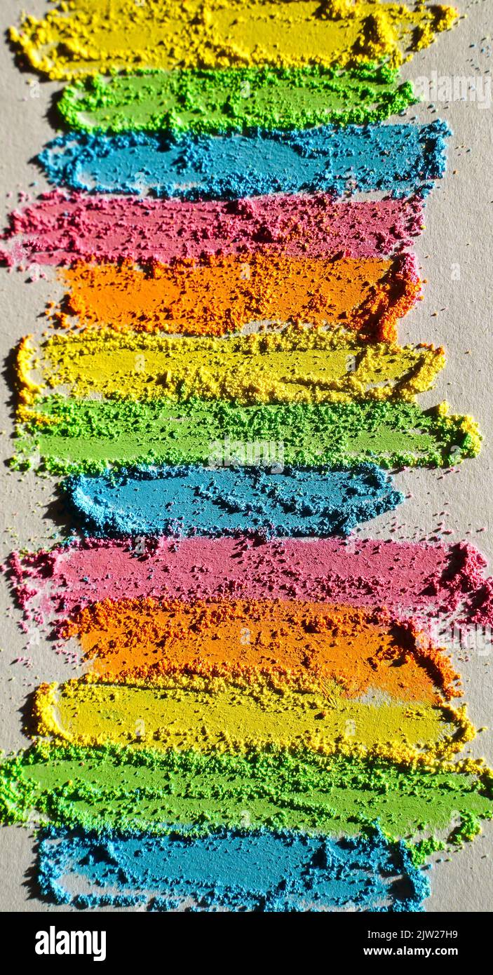 Regenbogen kreativer Hintergrund von Linien mit mehrfarbigen Buntstiften gezeichnet. Strukturierte, helle Oberfläche Stockfoto