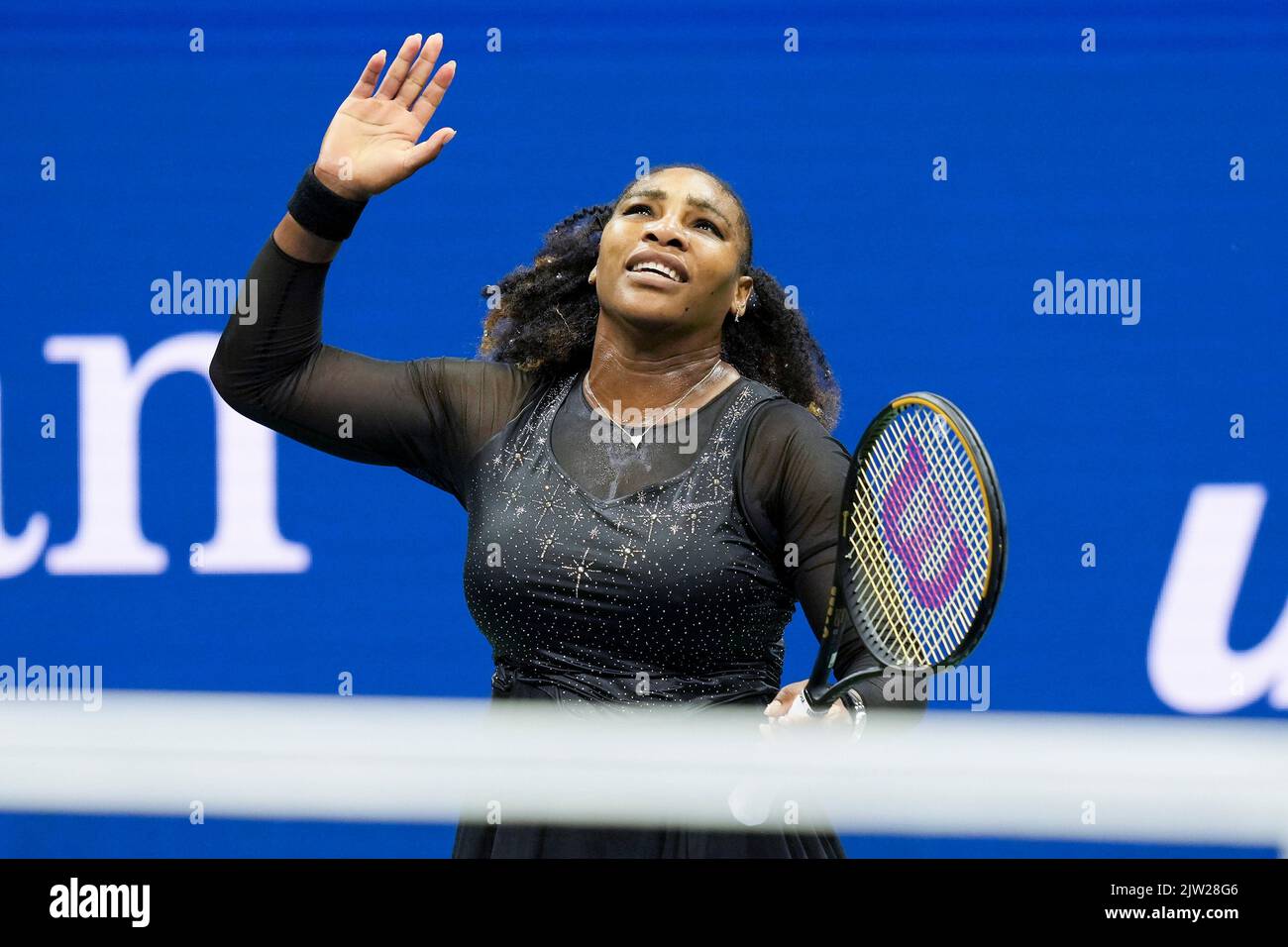 New York, USA. 2. September 2022. Serena Williams aus den Vereinigten Staaten reagiert während des dritten Runde-Spiels der Frauen gegen Ajla Tomljanovic aus Australien bei den US Open Tennis Championships 2022 in New York, USA, am 2. September 2022. Quelle: Liu Jie/Xinhua/Alamy Live News Stockfoto