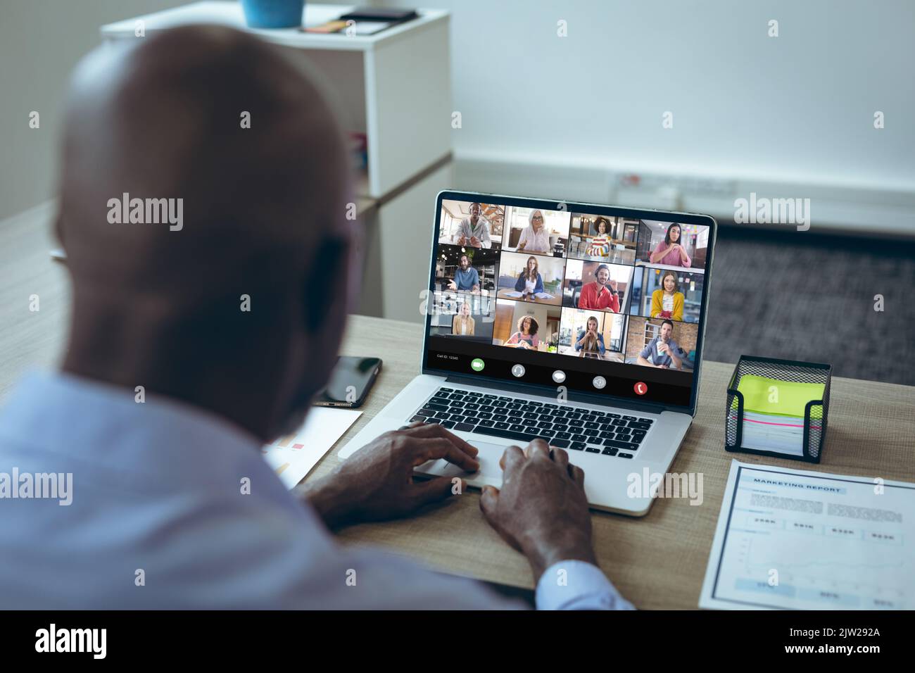 afroamerikanischer Geschäftsmann, der an einer Videokonferenz über einen Laptop im Büro teilnimmt Stockfoto