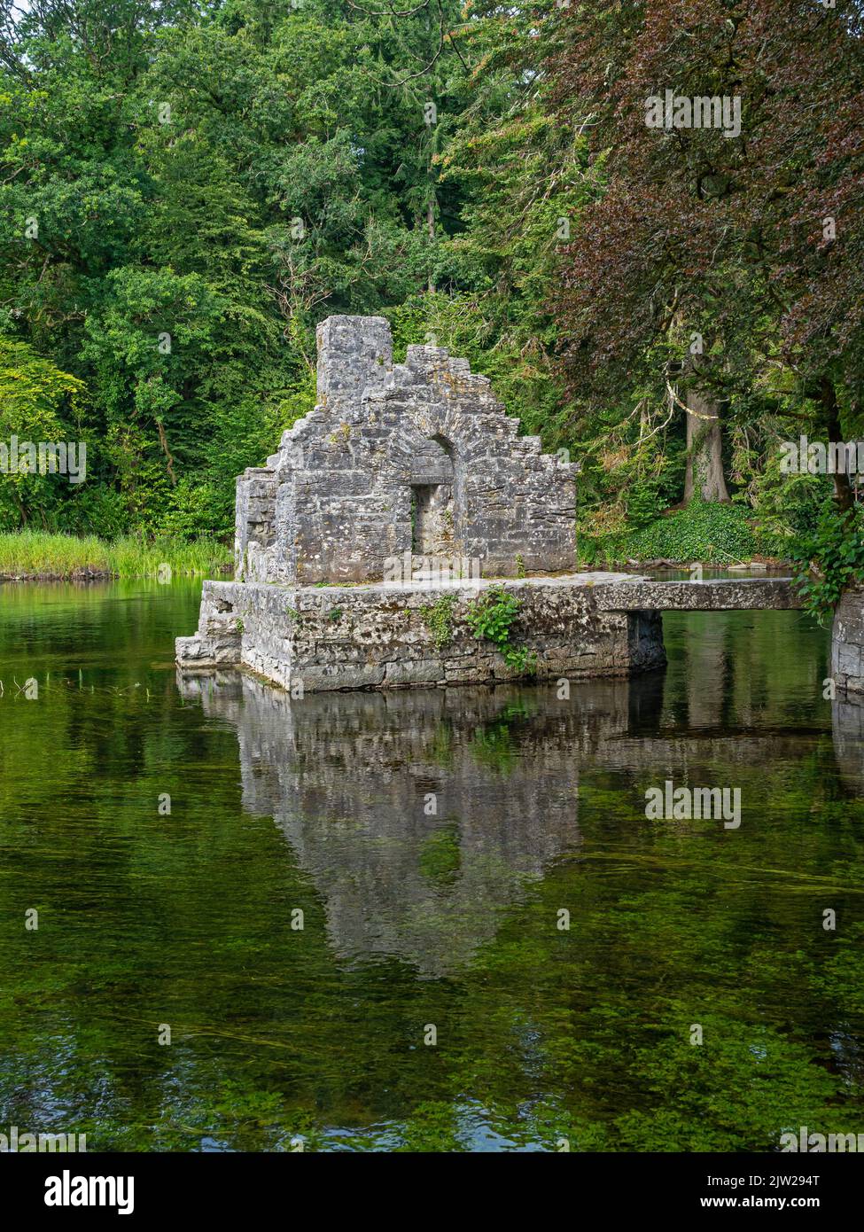 Das geniale Fischerhaus des Mönchs befindet sich auf dem ehemaligen Gelände der Cong Abbey in der Grafschaft Mayo, Irland. Stockfoto