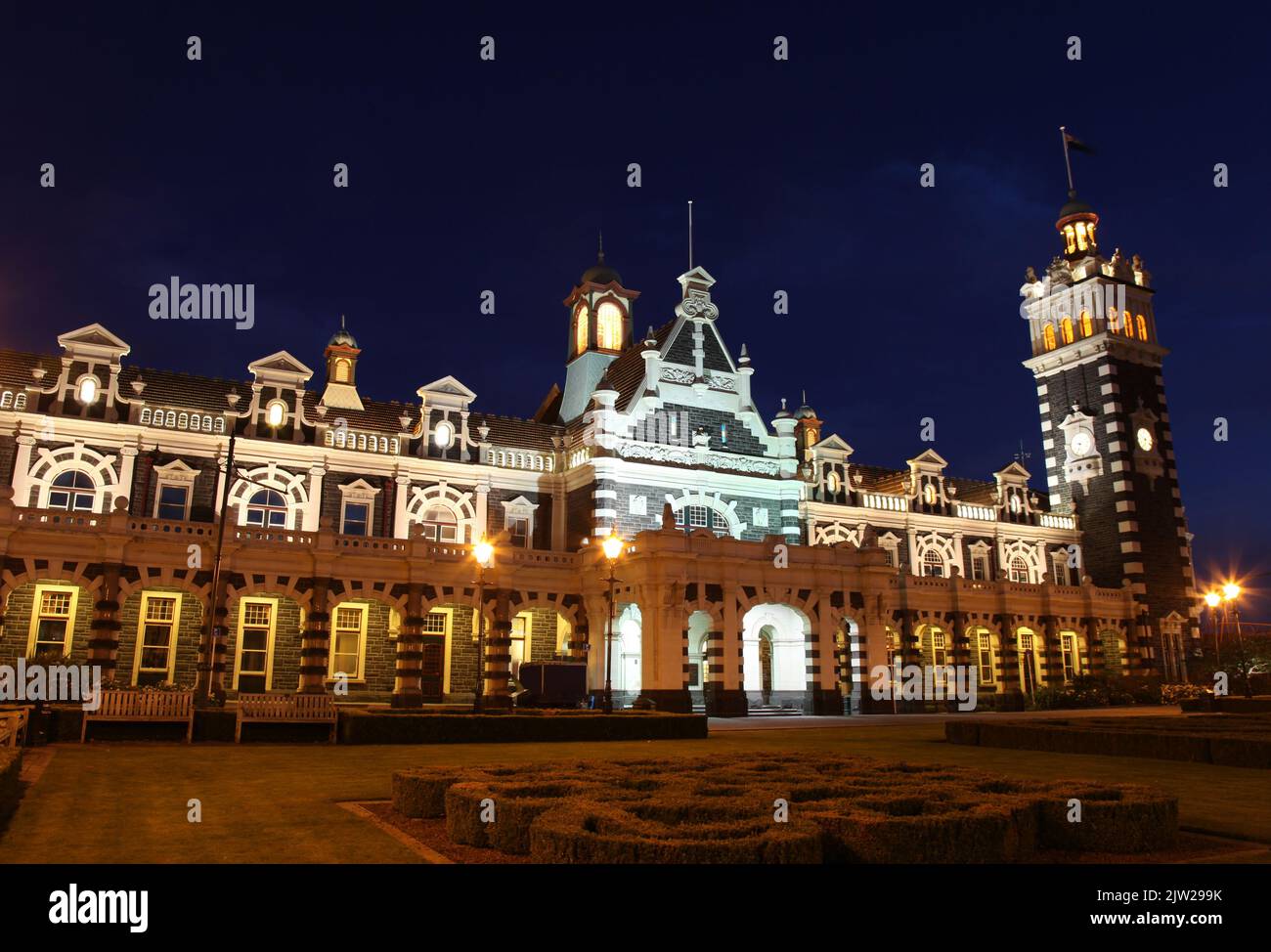 Dunedins berühmter historischer Bahnhof in der Nacht. - Dunedin Neuseeland. Dieses prunkvolle Gebäude im flämischen Renaissance-Stil wurde 1906 eröffnet und befindet sich in der Stadt Stockfoto