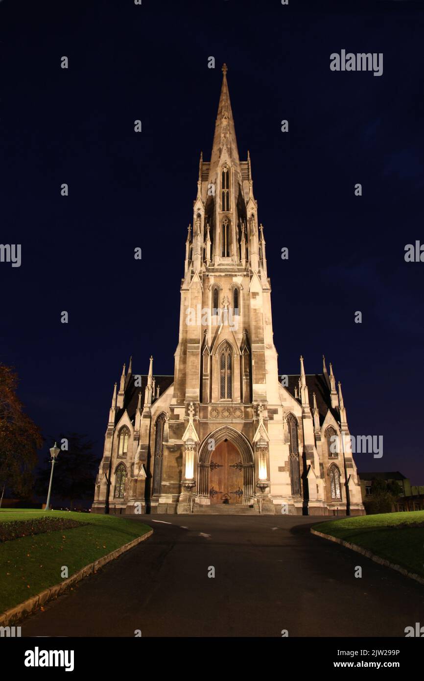 Beleuchtete Nachtaufnahme der ersten Kirche von Otago - Dunedin Neuseeland. Diese geschmückte Kirche im gotischen Stil befindet sich im Zentrum von Dunedin, wie eröffnet Stockfoto