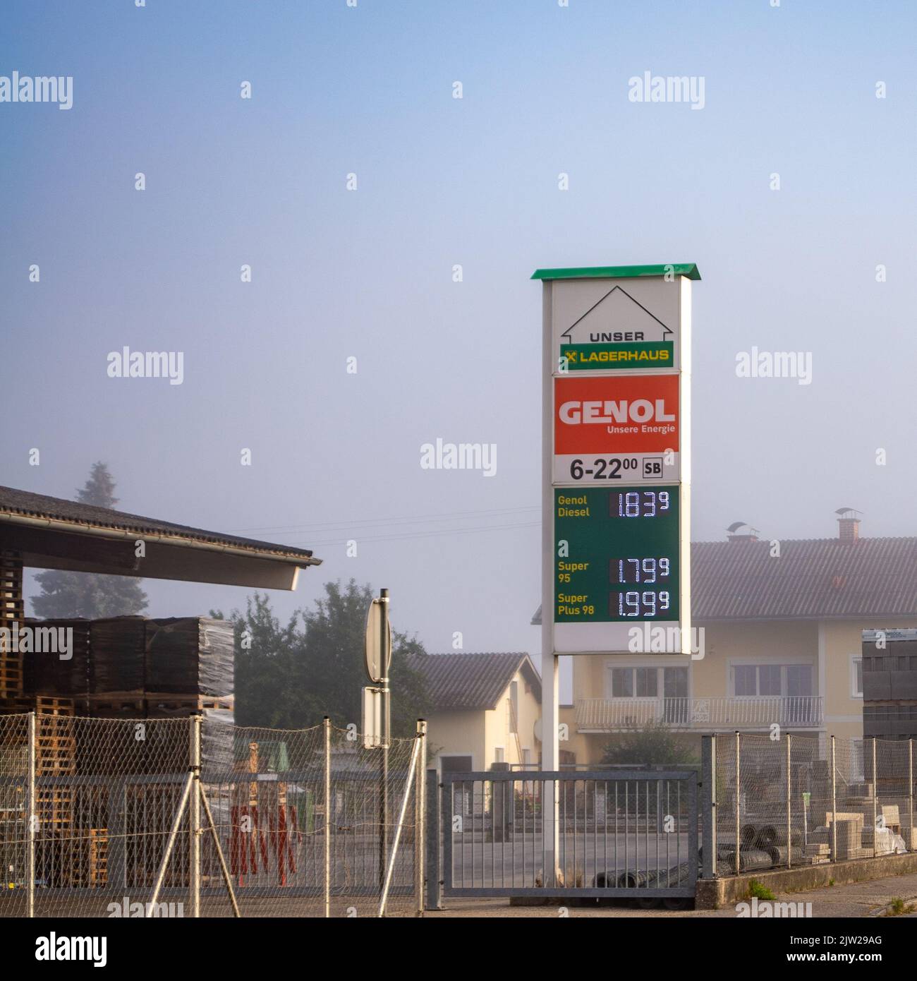 Ach, Österreich-August 24,2022: Vor einer Tankstelle in der Nähe der deutschen Grenze sind die Liter-Preise für Benzin und Diesel zu sehen. Stockfoto