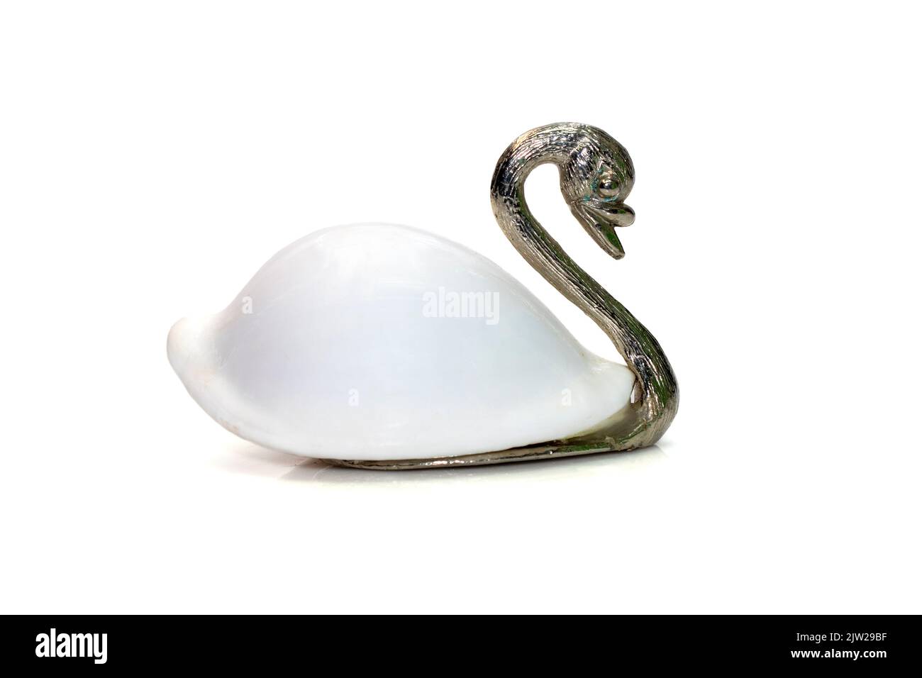Bild einer Schwanenskulptur mit weißen Schalen (Ovula ovum) als Teil ihres Körpers. Isoliert auf weißem Hintergrund. Heimtextilien. Stockfoto