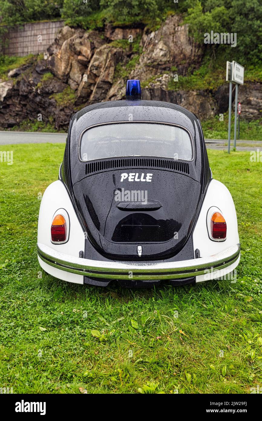 Schwarz-weiß Polizeiwagen Pelle, VW Käfer, Oldtimer von 1965 mit blauen Lichtern, auf einer Wiese stehend, Bodo, Bodo, Nordland, Norwegen Stockfoto