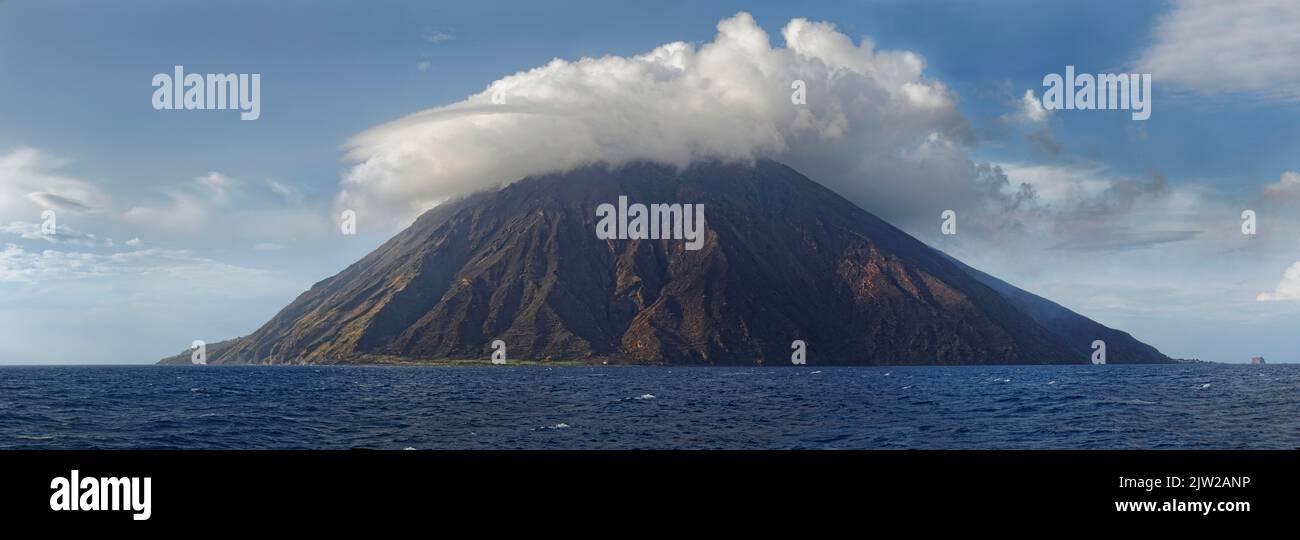 Vulkan Stromboli und Insel mit bizarrer Wolkenlandschaft, Stromboli, Kalabrien, Italien Stockfoto