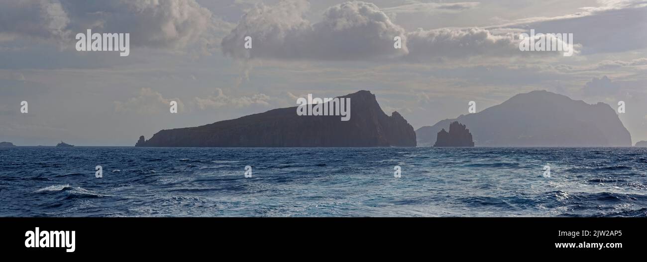 Isola di Basiluzzo und Panarea Island, Panarea, Äolische Inseln, Kalabrien, Sizilien, Italien Stockfoto