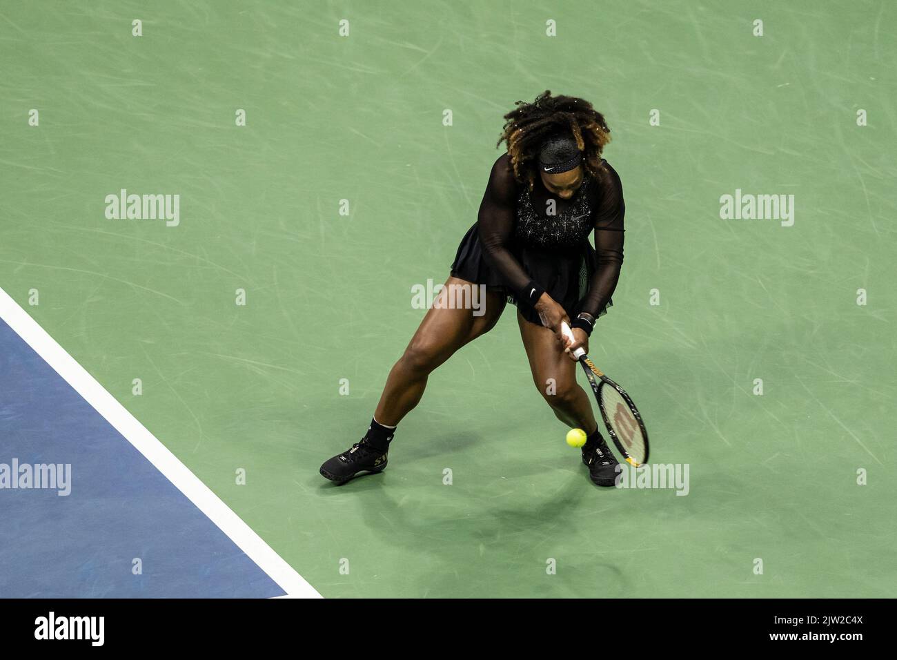 New York, USA. 02. September 2022. Serena Williams aus den USA kehrt am 2. September 2022 im Billie Jean King National Tennis Center in New York den Ball während der 3.. Runde des US Open Championships gegen Ajla Tomljanovic aus Australien zurück. Tomljanovic gewann in drei Sätzen. (Foto von Lev Radin/Sipa USA) Quelle: SIPA USA/Alamy Live News Stockfoto