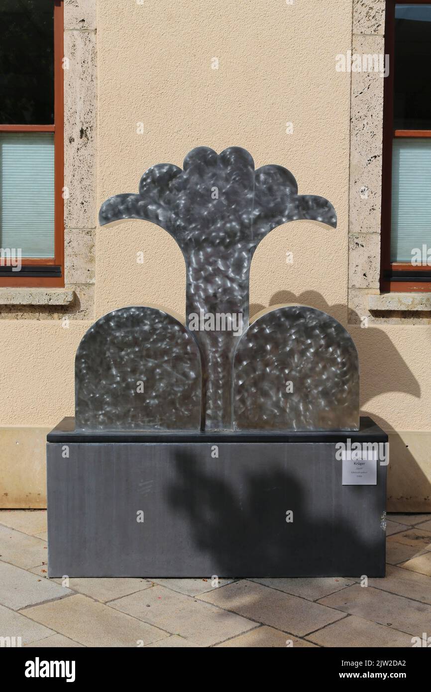 Plastik quell, Skulptur der Künstlerin Gudrun Krueger im Rathaus, polierter Edelstahl, Kunst im öffentlichen Raum, Kunst und Sinnesweg Eningen Stockfoto