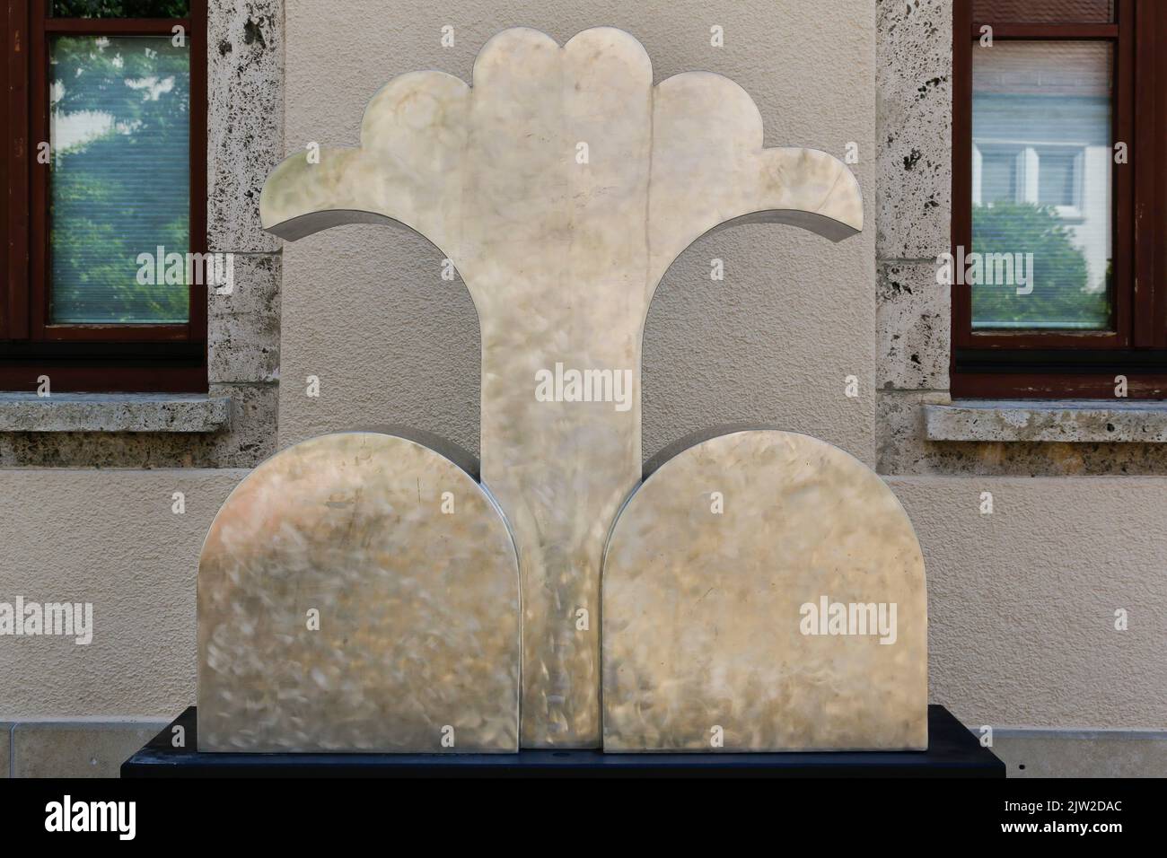 Plastik quell, Skulptur der Künstlerin Gudrun Krueger im Rathaus, polierter Edelstahl, Kunst im öffentlichen Raum, Kunst und Sinnesweg Eningen Stockfoto