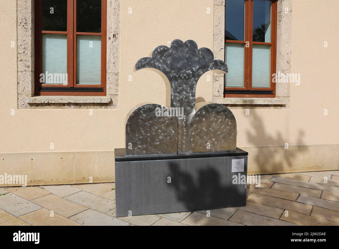Plastik quell, Skulptur der Künstlerin Gudrun Krueger im Rathaus, polierter Edelstahl, Kunst im öffentlichen Raum, Kunst und Sinnesweg Eningen Stockfoto