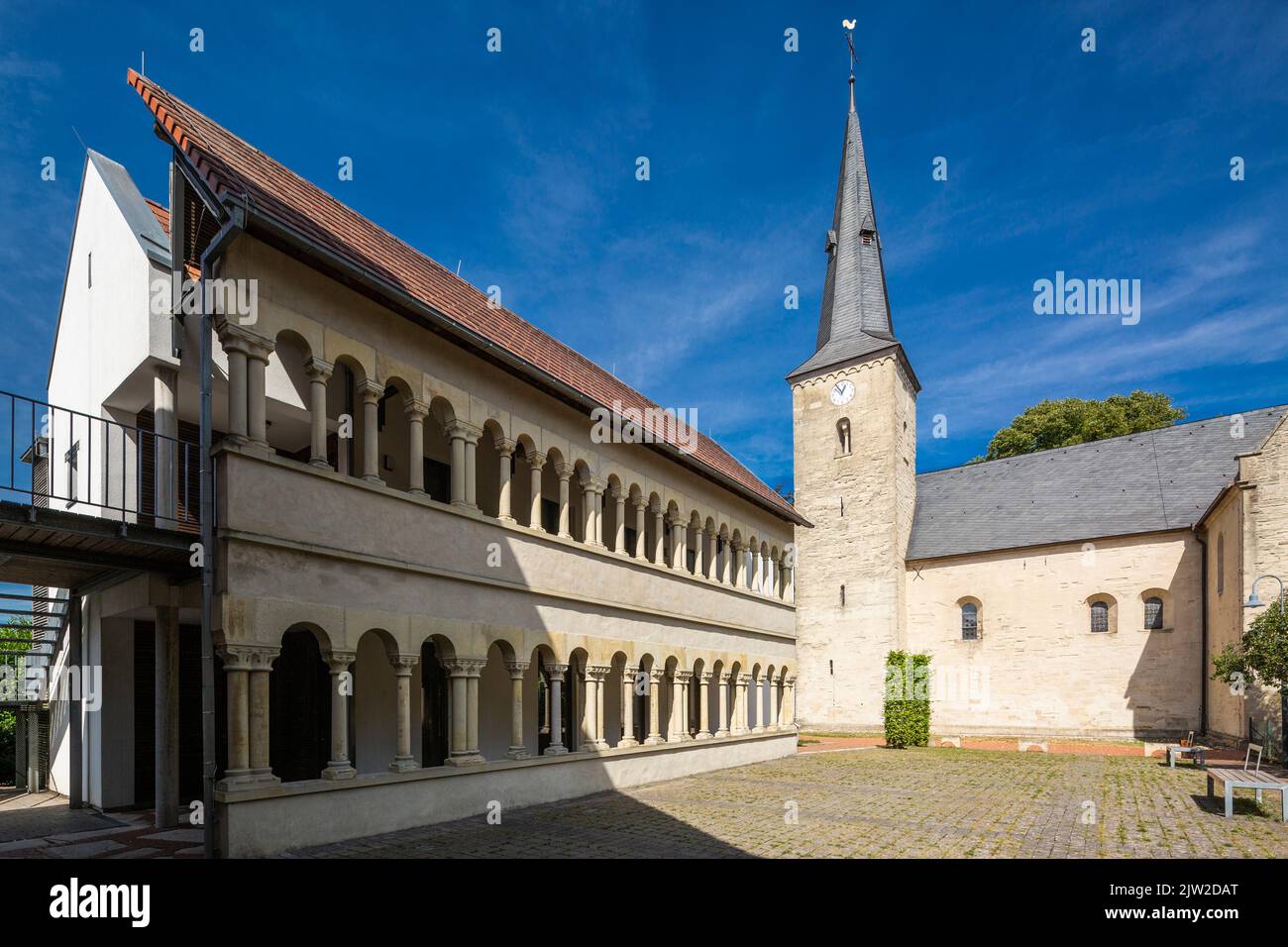 Deutschland, Legden, Westmuensterland, Münsterland, Westfalen, Nordrhein-Westfalen, NRW, Legden-Asbeck, Stift Asbeck, ehemaliges Augustinerkloster und Prämonstratenserkloster und Nonnenkloster und Nonnenkapitel, Schlafsaal und Kreuzgang mit Arkaden-Galerie, rechts die katholische Pfarrkirche St. Margareta, romanisch Stockfoto