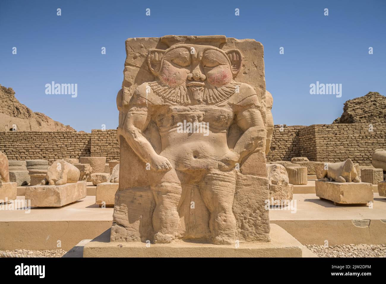 Reliefgott Bes, Tempel von Hathor, Dendera, Qina, Ägypten Stockfoto