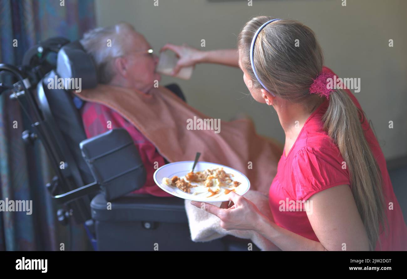 Hilfe bei der Nahrungsaufnahme oder der Einnahme von Medikamenten, Pflege und Unterstützung für Senioren im Seniorenzentrum Arbeiterwohlfahrt (AWO), Deutschland Stockfoto