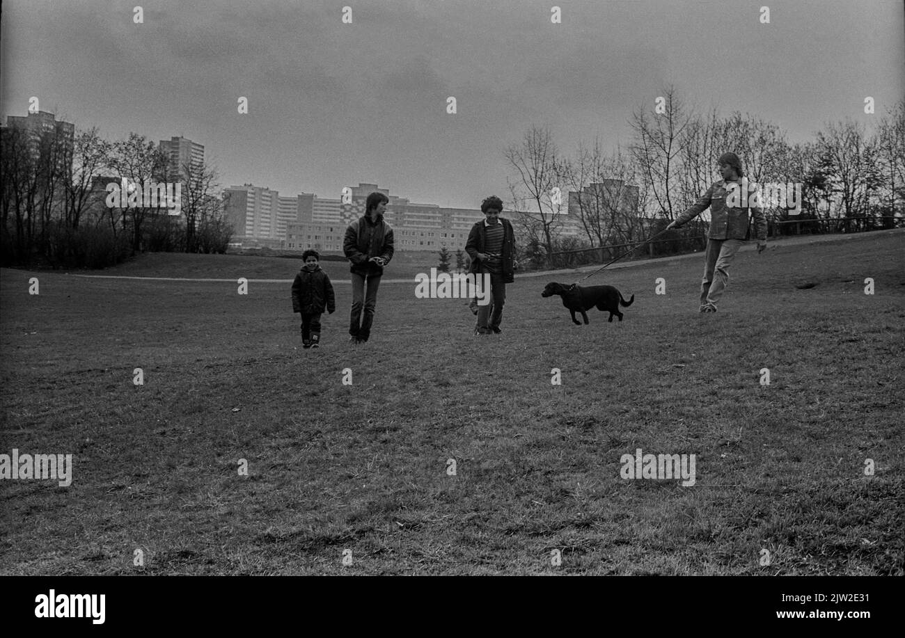 DDR, Berlin, 3. 4. 1983, Volkspark Prenzlauer Berg Kinder, Jugendliche mit Hund Stockfoto