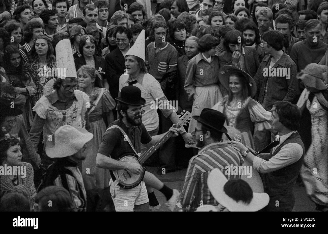 Polen, Krakau, 22. 06. 1977, Studentenfasching Juwenalia, Band mit Banjo, Publikum, Tanz Stockfoto