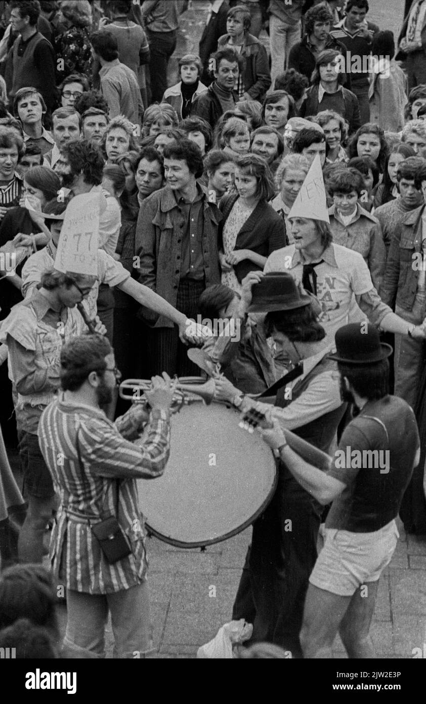 Polen, Krakau, 22. 06. 1977, Studentenfasching Juwenalia, Band mit Trommel, Publikum Stockfoto