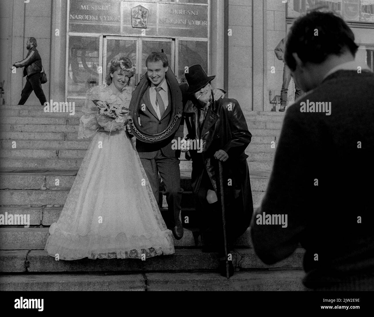 CSSR, Liberec, 29. 12. 1987, Brautpaar mit Wohlbehelfer, Hochzeit in Liberec (ehemals Reichenberg), Tschechien Stockfoto