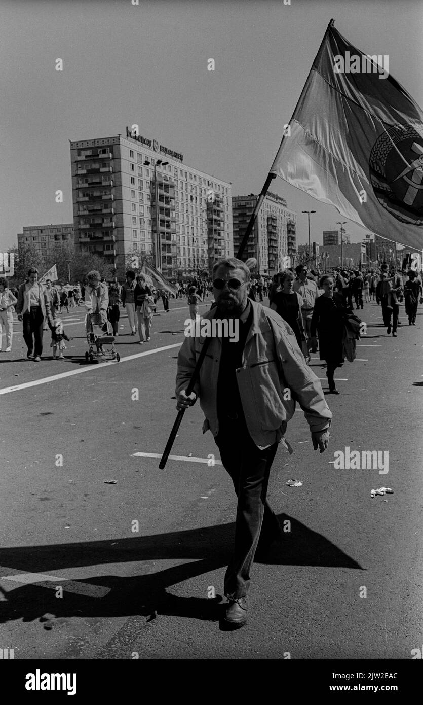 DDR, Berlin, 01. 05. 1986, 1. Mai 1986 auf der Karl-Marx-Allee, DDR-Bürger . . Mit DDR-Flagge Stockfoto
