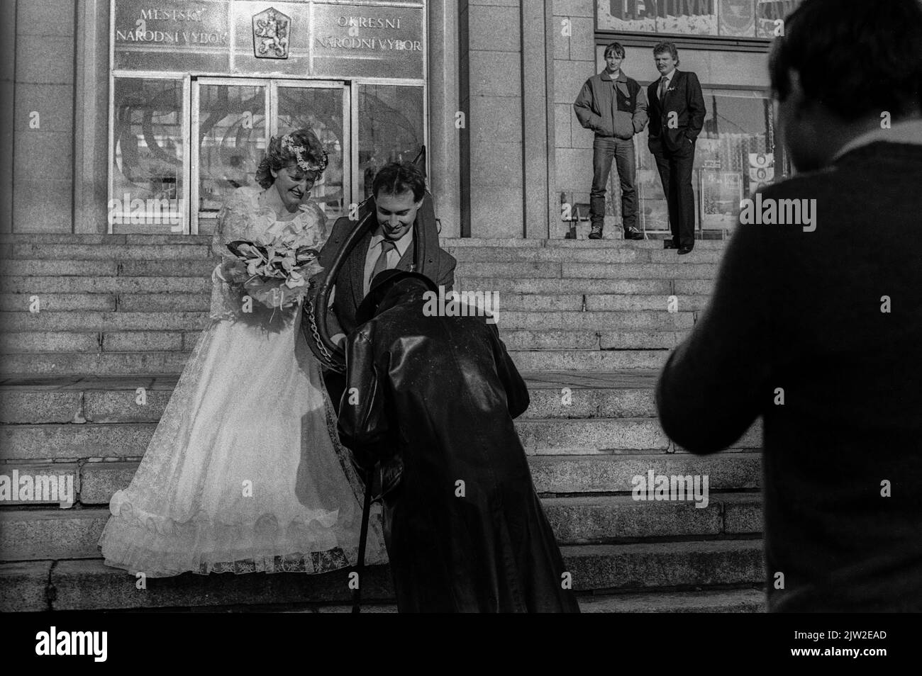 CSSR, Liberec, 29. 12. 1987, Brautpaar mit Wohlbehelfer, Hochzeit in Liberec (ehemals Reichenberg), Tschechien Stockfoto