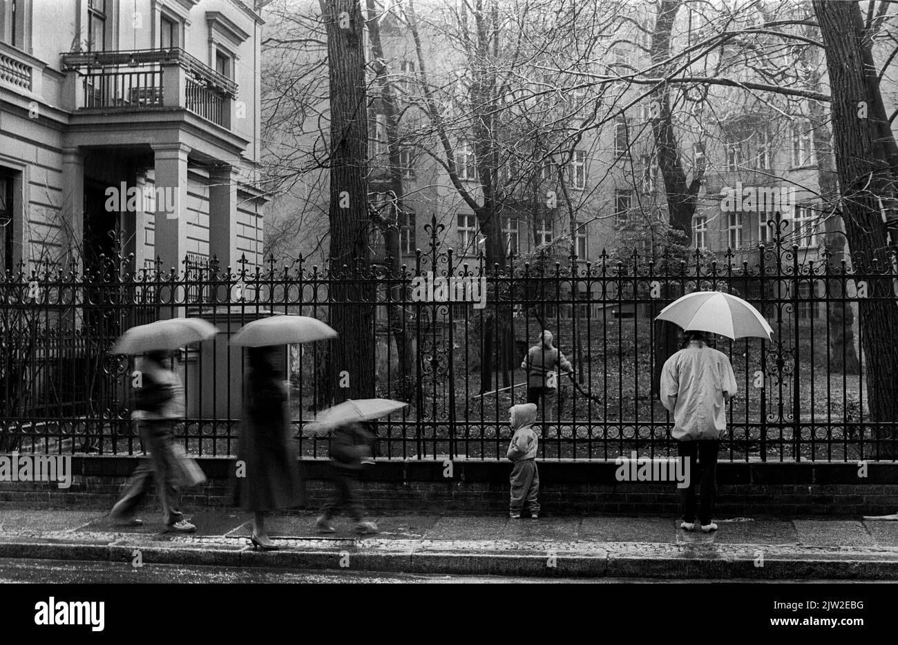 DDR, Berlin, 22. 3. 1988, Sophienstraße im Regen, links im Gebäude war bis kurz nach dem Sturz die Redaktion der Kirche Stockfoto