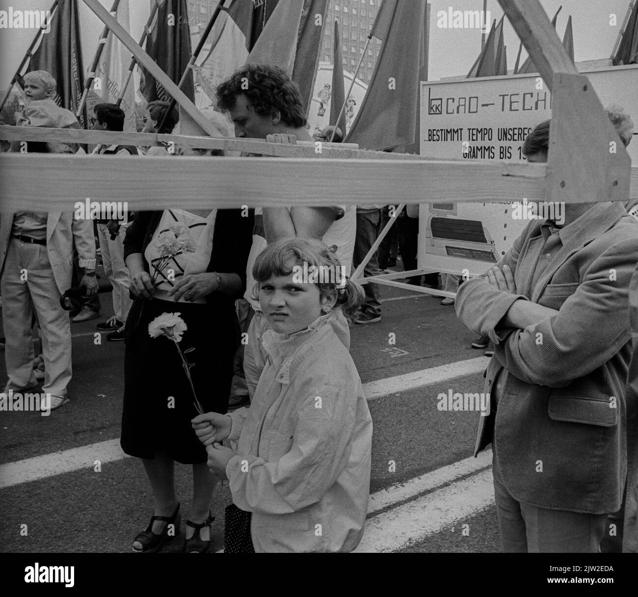 DDR, Berlin, 01. 05. 1987, 1. Mai-Kundgebung 1987 auf der Karl-Marx-Allee, Junge mit mainelke im Gerüst. . C Rolf Zoellner Stockfoto