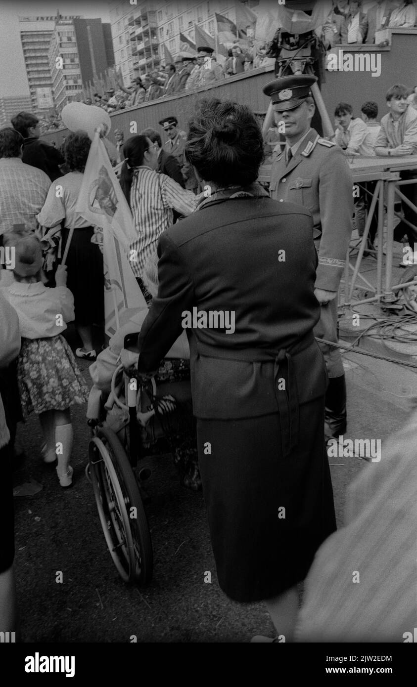 DDR, Berlin, 01. 05. 1987, 1. Kundgebung am 1987. Mai in der Karl-Marx-Allee, Frau mit Rollstuhl Stockfoto