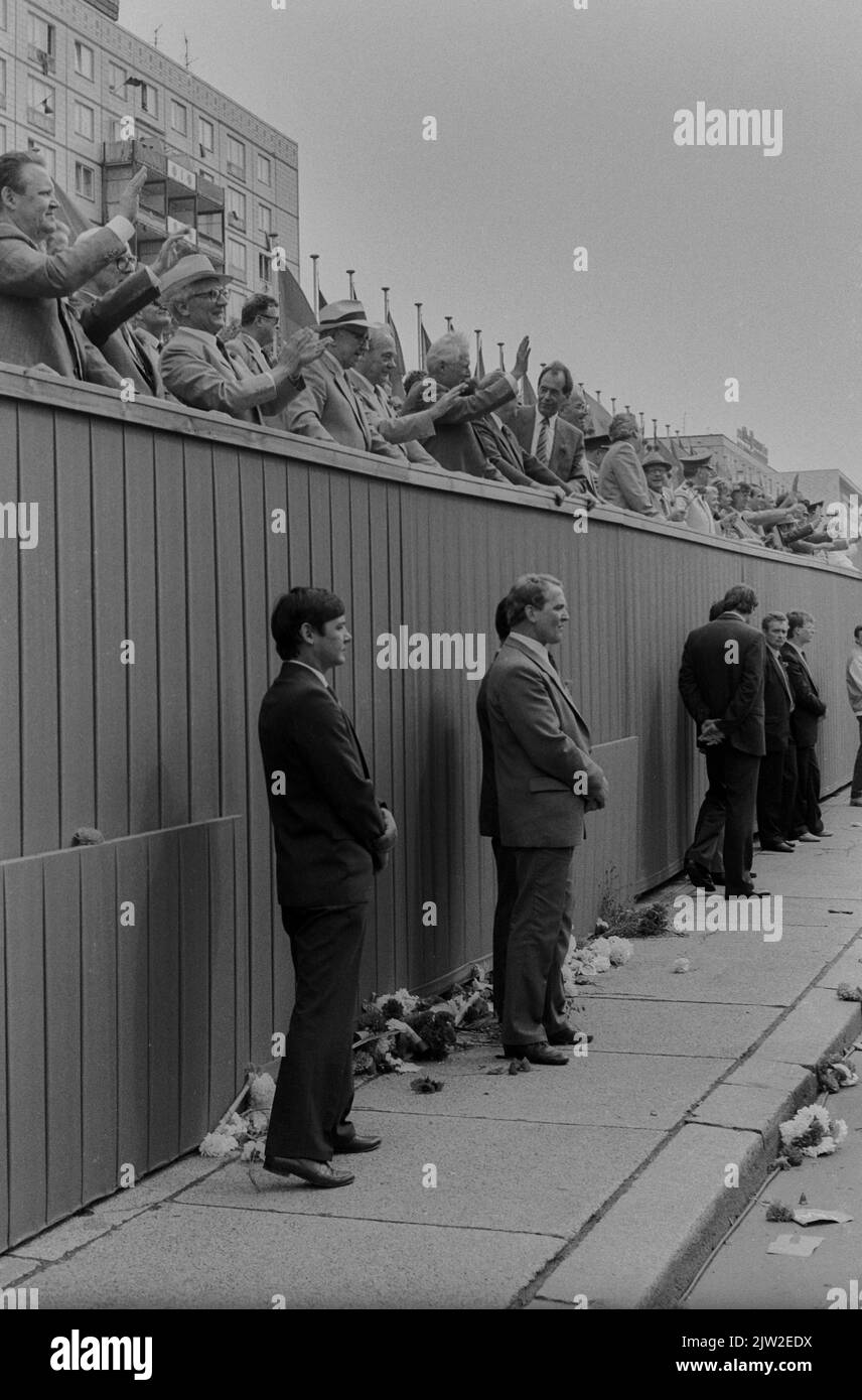 DDR, Berlin, 01. 05. 1987, 1. Mai-Kundgebung 1987 auf der Karl-Marx-Allee, Tribüne, Erich Honecker, persönliche Sicherheit Stockfoto