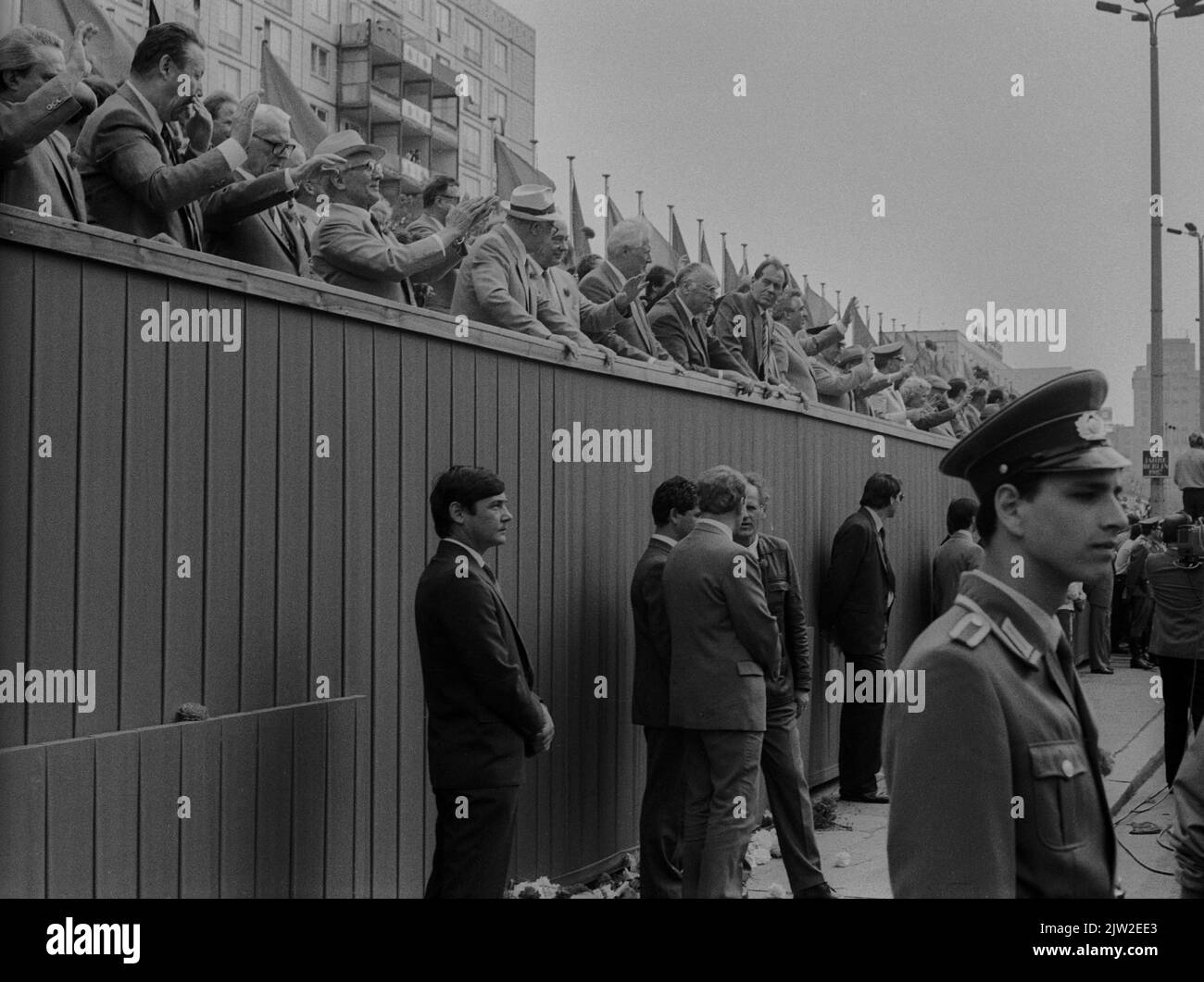 DDR, Berlin, 01. 05. 1987, 1.. Mai Kundgebung 1987 auf der Karl-Marx-Allee, Tribüne, Erich Honecker, persönliche Sicherheit, NVA-Soldat Stockfoto