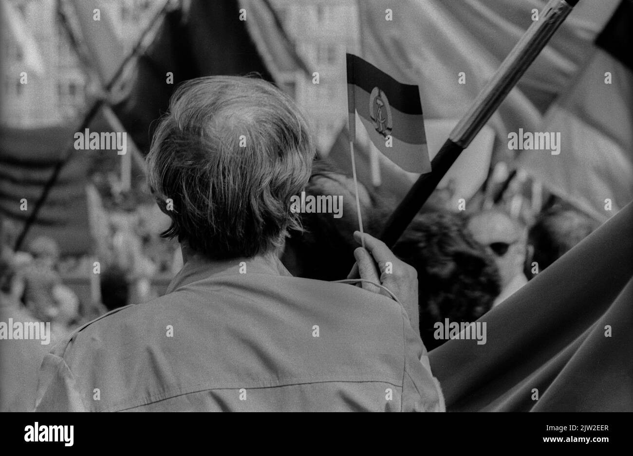 DDR, Berlin, 01. 05. 1987, 1. Mai-Kundgebung 1987 auf der Karl-Marx-Allee, Bürger mit DDR, Fahnen Stockfoto