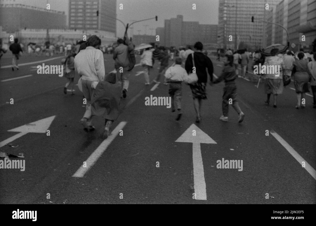 DDR, Berlin, 01. 05. 1987, 1. Mai-Kundgebung 1987 auf der Karl-Marx-Allee, Regenschauer, Teilnehmer laufen Richtung Alex (Alexanderplatz) Stockfoto