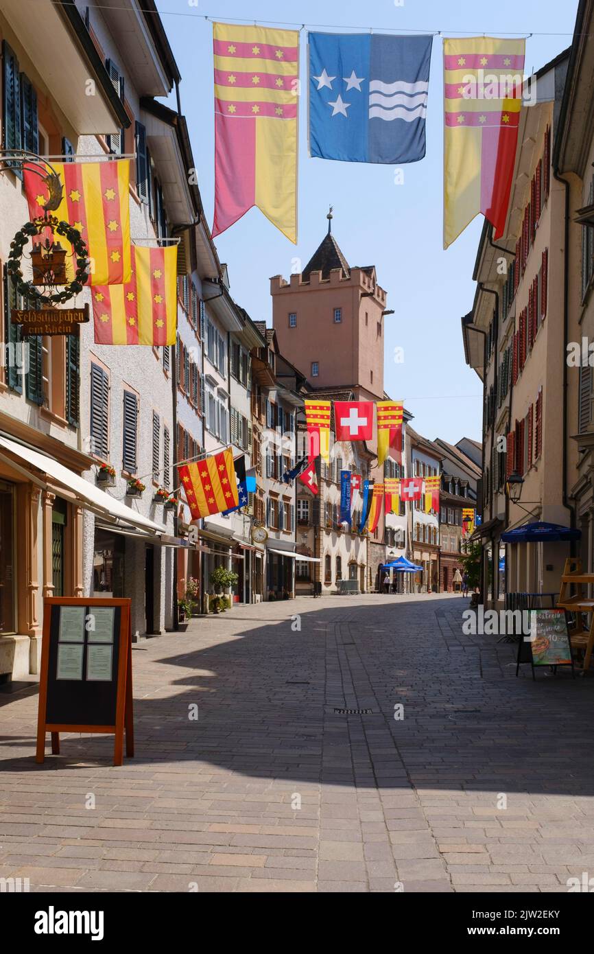 Flaggen in Marktgasse, Fußgängerzone, Rheinfelden, Kanton Aargau, Schweiz Stockfoto