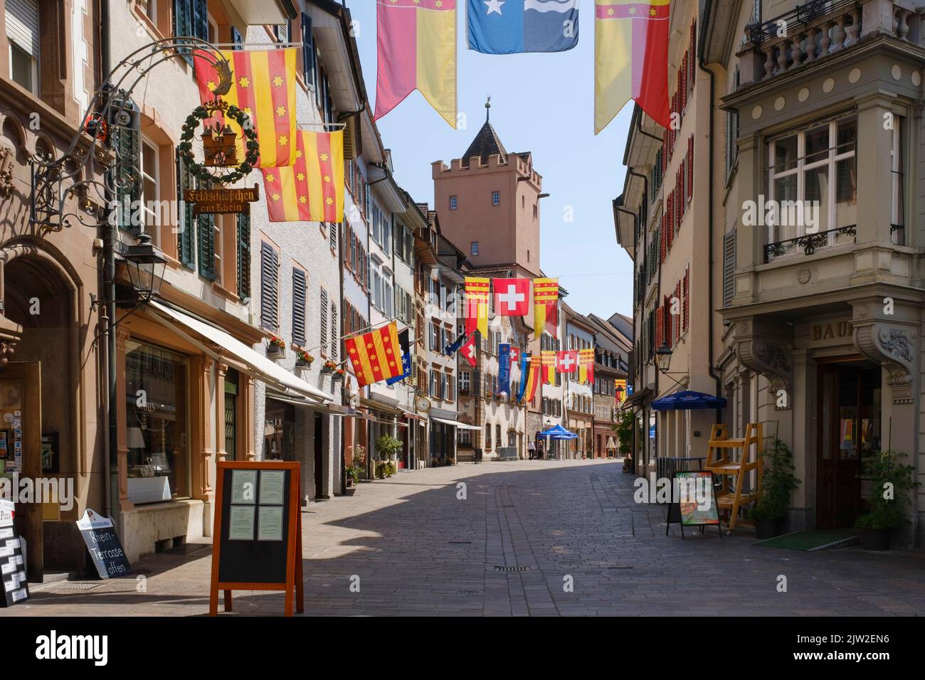 Flaggen in Marktgasse, Fußgängerzone, Rheinfelden, Kanton Aargau, Schweiz Stockfoto