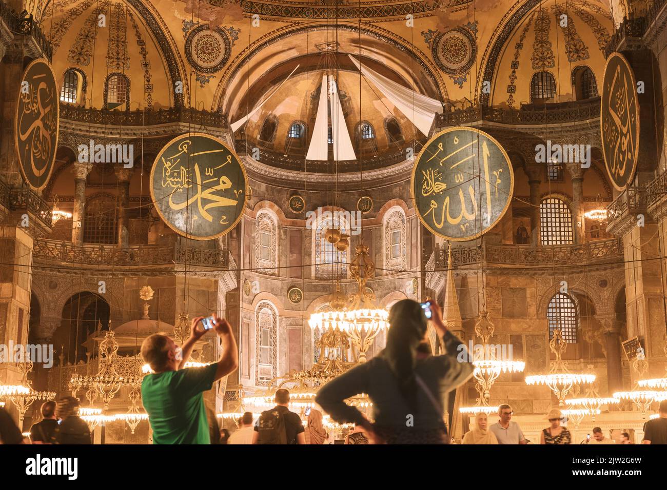 Tourismus in Istanbul Konzeptfoto. Touristen, die Fotos von der Hagia Sophia machen. Lärm inklusive. Selektiver Fokus. Istanbul Türkei - 8.12.2022 Stockfoto