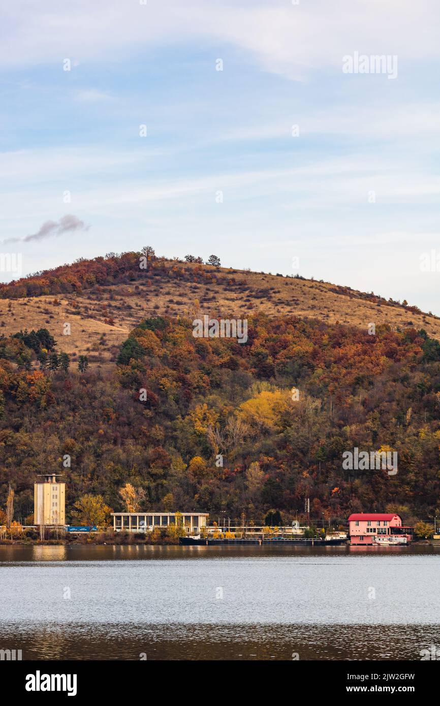 Blick auf die Donau und die Vegetation und Gebäude der Stadt Orsova, Blick auf das Wasser. Orsova, Rumänien, 2021 Stockfoto