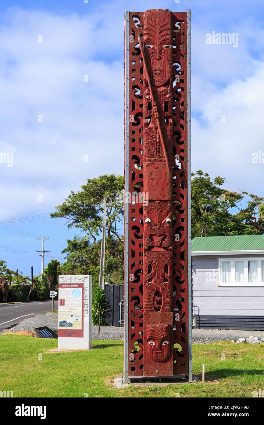 Maori-Kunstwerke am Stadtrand von Maketu, Neuseeland. Dieser Pou (geschnitzte Stange) zeigt Tdilakapua, einen Vorfahren des lokalen Te Arawa Volkes Stockfoto