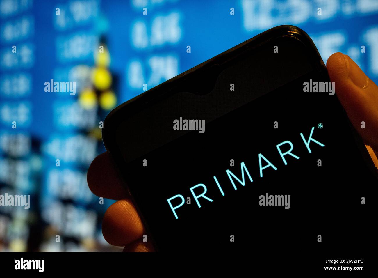 China. 25.. Juli 2022. In dieser Abbildung wird das Logo des irischen Fast-Fashion-Einzelhändlers Primark auf einem Smartphone-Bildschirm angezeigt. (Foto von Budrul Chukrut/SOPA Images/Sipa USA) Quelle: SIPA USA/Alamy Live News Stockfoto