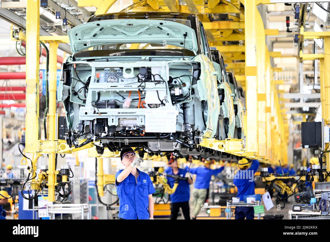 (220903) -- PEKING, 3. September 2022 (Xinhua) -- Arbeiter bauen neue Energiefahrzeuge bei einem Automobilunternehmen in Liuzhou, der Autonomen Region Guangxi Zhuang, Südchina, auf, 12. August 2021. (Foto von Li Hanchi/Xinhua) Stockfoto