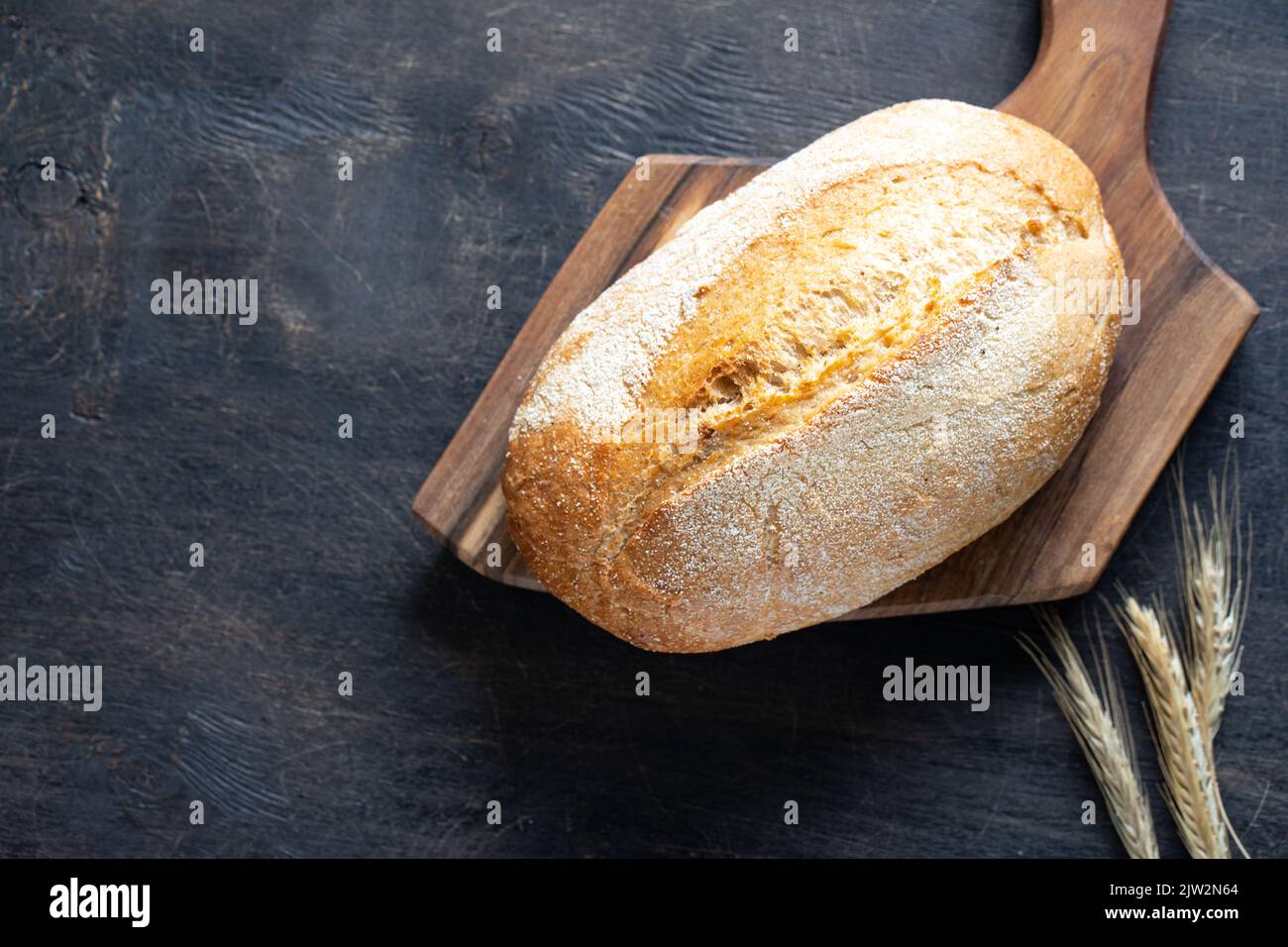 Frisch gebackenes Brot auf Holzschneidebrett Stockfoto