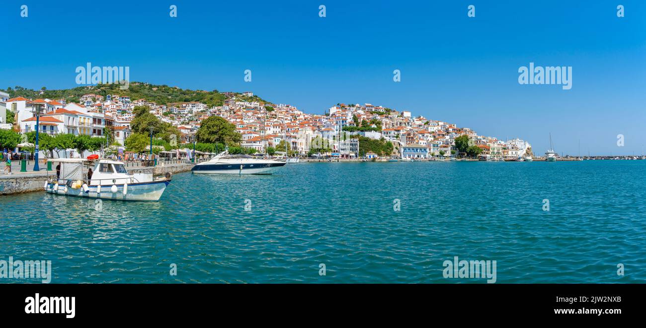 Blick auf die Altstadt und das Meer, Skopelos-Stadt, Skopelos-Insel, Sporaden-Inseln, griechische Inseln, Griechenland, Europa Stockfoto