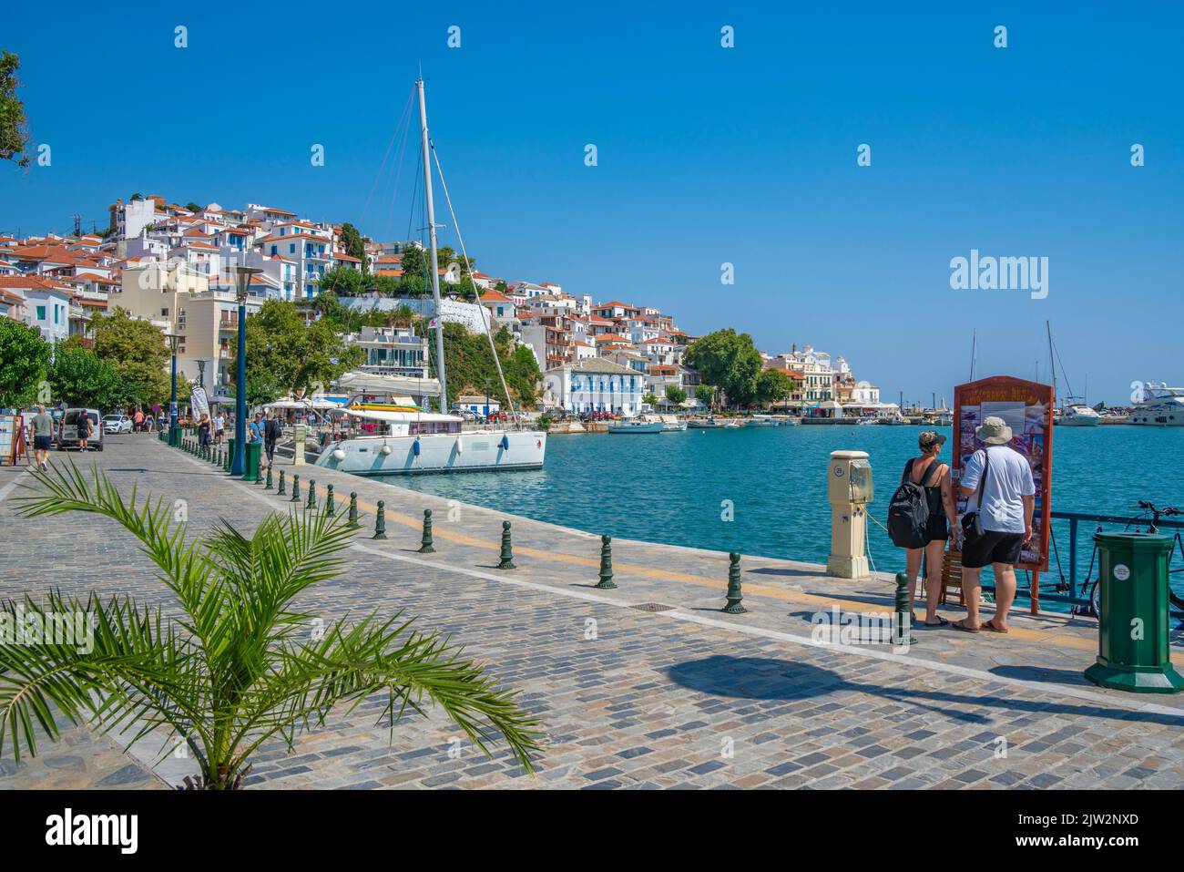 Blick auf die Altstadt und die Promenade, Skopelos-Stadt, Skopelos-Insel, Sporaden-Inseln, griechische Inseln, Griechenland, Europa Stockfoto