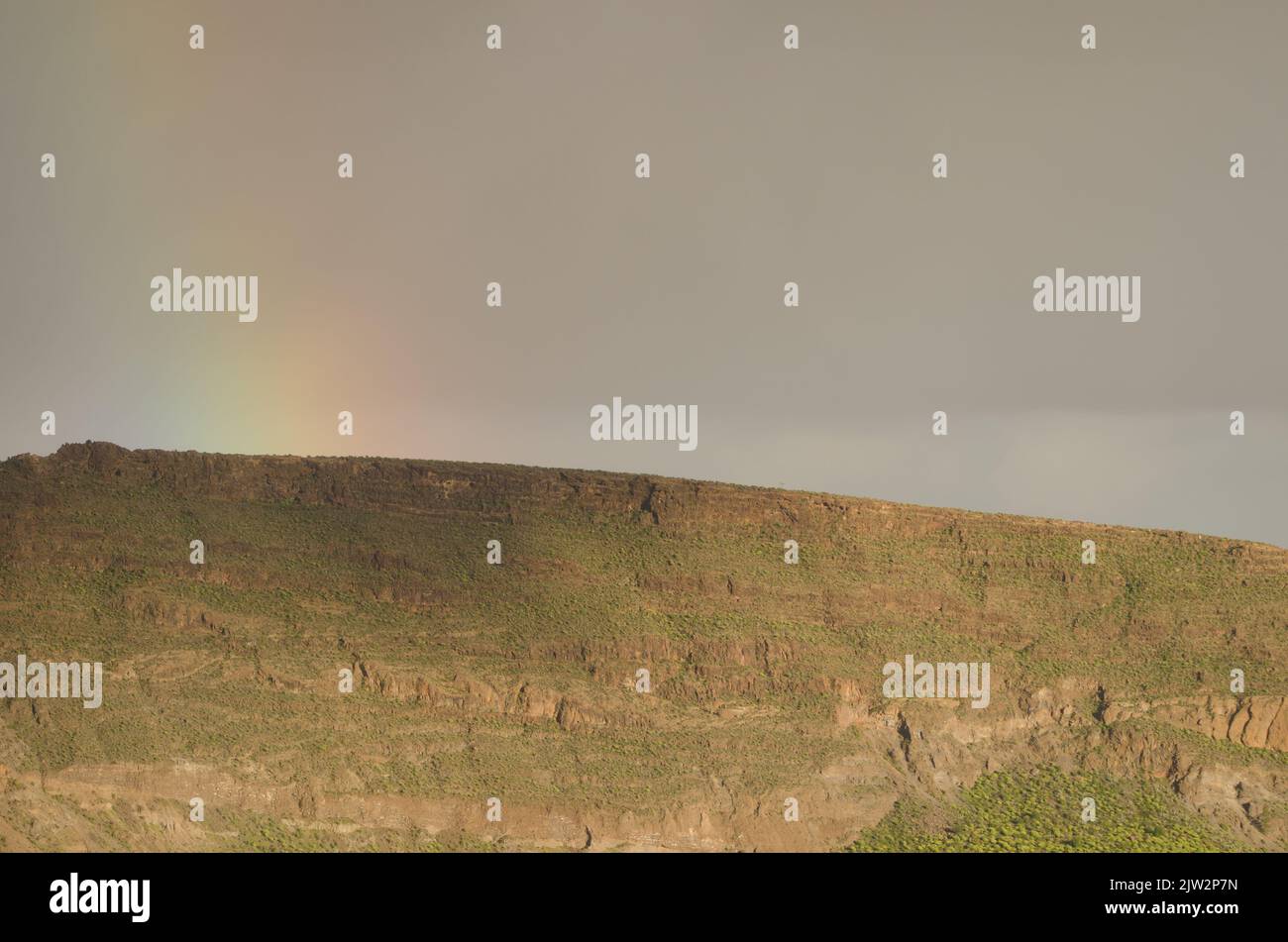 Regenbogen über einem Grat des Tirajana Krater. Santa Lucia de Tirajana. Gran Canaria. Kanarische Inseln. Spanien. Stockfoto